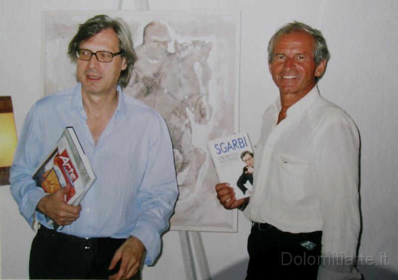 immagine 200.JPG - Scambio di volumi tra il maestro Dario Dall'Olio e Vittorio Sagarbi , al Miramonti Gran Hotel Cortina d'Ampezzo, sullo sfondo opera equestre.